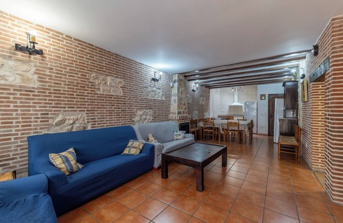 Valdelaguna House | Country House 'Casa Rural La Abubilla' with Mountain View, Private Terrace and Wi-Fi