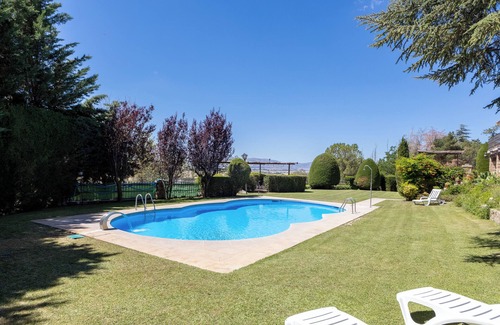 La Serrada House | Country House 'Casa Rural Las Yernas' with Mountain View, Private Pool and Wi-Fi