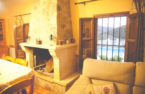 Almedinilla Villa | Country House Cortijo Colomo with Mountain View, Pool, Garden & Wi-Fi