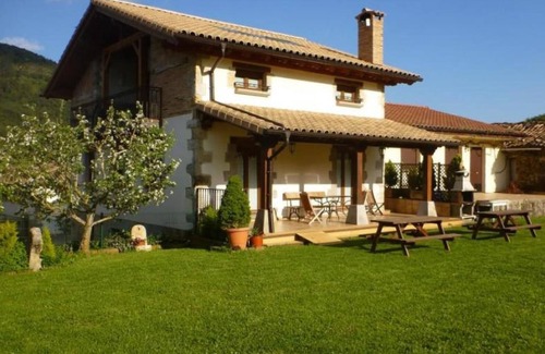 Lizoain House | Country House 'Enarakabi' with Mountain View, Private Terrace and Wi-Fi