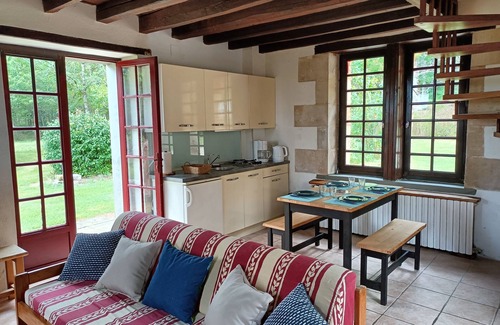 La Chapelle-Baton Cottage | Country House in the Heart of the Wooded Park of a Castle