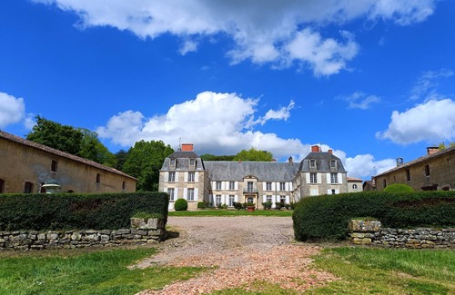 La Chapelle-Baton Cottage | Country House in the Heart of the Wooded Park of a Castle