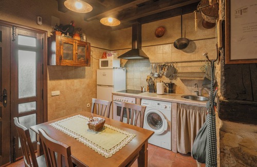 Turrubuelo House | Country House 'La Casa De Los Pollos' with Mountain View, Private Garden and Wi-Fi