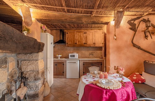 Pontons House | Country House 'La Cova De Can Pavet' with Mountain View, Private Terrace and Wi-Fi