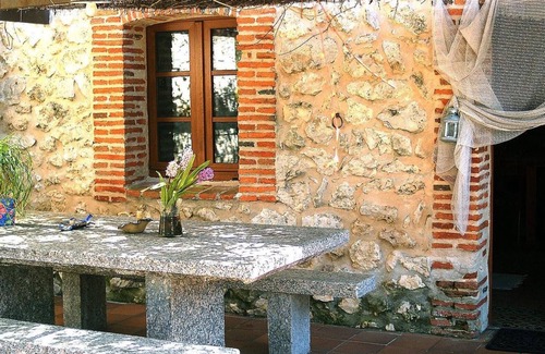 La Parrilla House | Country House 'La Moderna' with Private Terrace, Private Garden and Wi-Fi