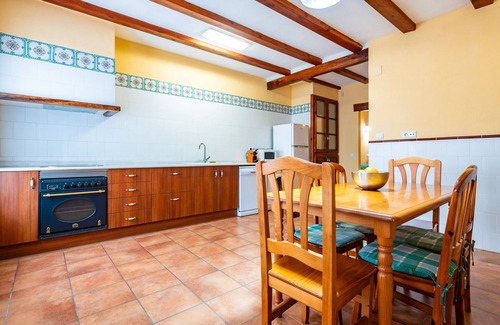 La Jana House | Country House 'Les Oliveres Mil·lenaries I' with Shared Pool, Wi-Fi and Air Conditioning