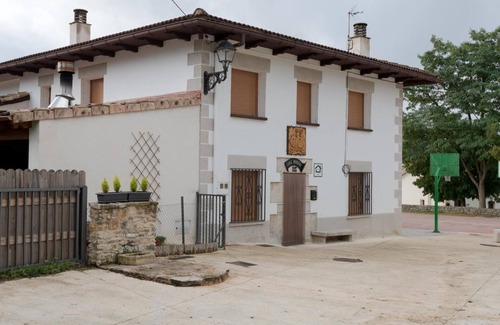 Amescoa Baja House | Country House 'Murgui' with Mountain View, Private Garden and Wi-Fi
