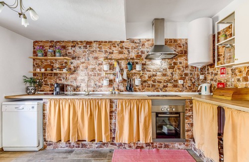 Sao Simao Villa | Country House "O Mundo Da Lua - Casa Este" with Shared Garden & Wi-Fi