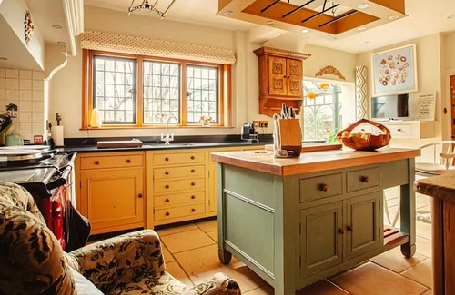 Chilworth House | Country House on Surrey Village Cricket Green
