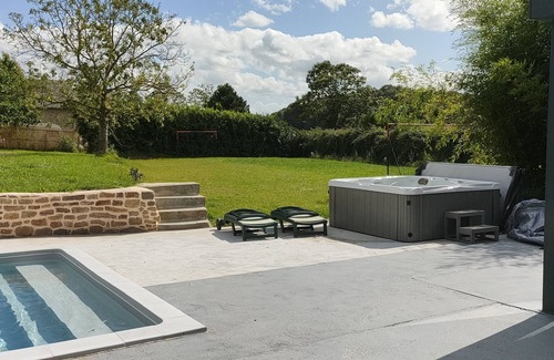 Isigny-le-Buat House | Country house with pool and spa