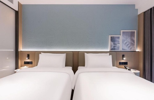 Jeifangbei Central Business District Hotel | Country Inn & Suite by Radisson, Chongqing Liberation Monument Hongya Cave