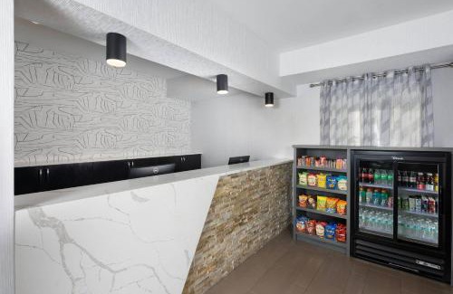Kenilworth Hotel | Country Inn & Suites by Radisson Asheville Downtown Tunnel Road
