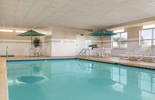 Orange Prairie Hotel | Country Inn & Suites by Radisson, Peoria North, IL