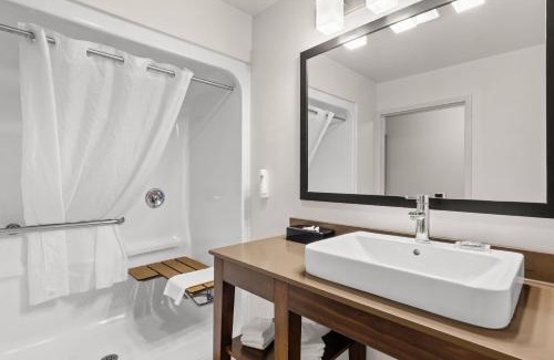 Hollins Hotel | Country Inn & Suites by Radisson, Roanoke, VA