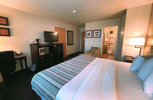 Larkspur Hotel | Country Inn & Suites by Radisson, Bend, OR