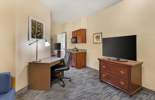 Clive Hotel | Country Inn & Suites by Radisson, Des Moines West, IA