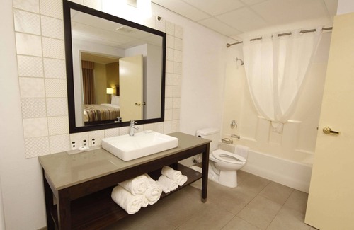 Village of Lakewood Hotel | Country Inn & Suites by Radisson, Crystal Lake, IL