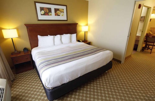 Village of Lakewood Hotel | Country Inn & Suites by Radisson, Crystal Lake, IL