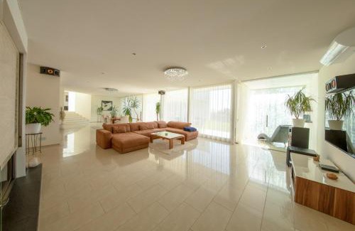 Breitenbrunn Villa | Country Lake Villa