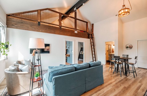 Keizer House | Country Living In The City!