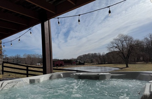 Round Hill Cabin | Country Lodge: Great Room, View, Hot tub