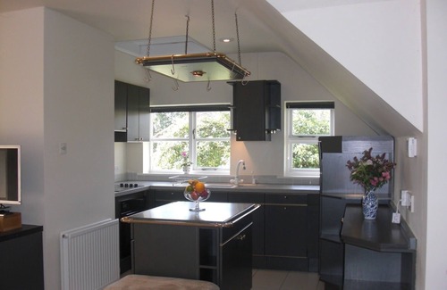 Farnham Apartment | Country Meadow Retreat with Tennis
