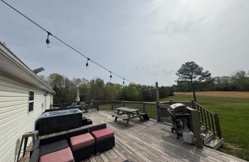 McEwen House | Country Retreat on 20 Acres in Dickson with Hot Tub