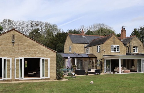Earls Barton House | Country Retreat with Private Spa Pool & Sauna