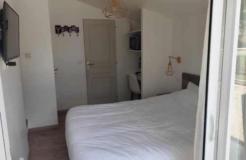 Virelade Bed & Breakfast | Country-style bedroom and bathroom