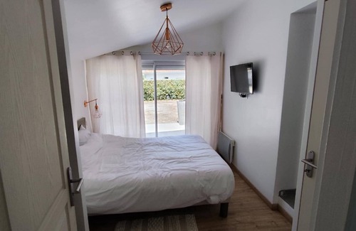Virelade Bed & Breakfast | Country-style bedroom and bathroom