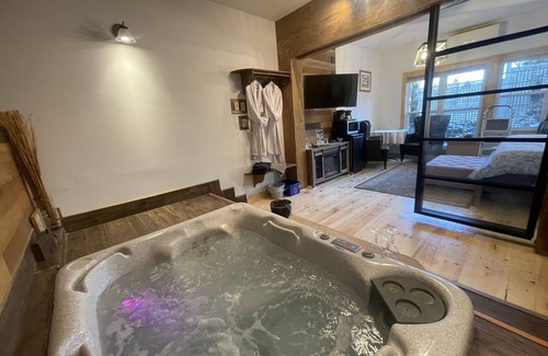 Wolfville Bed & Breakfast | Country Suite - HotTub, KingBd, Downtown