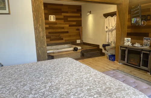 Wolfville Bed & Breakfast | Country Suite - HotTub, KingBd, Downtown