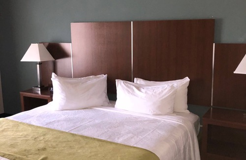 Robinson Hotel | Country View Inn & Suites
