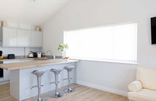 Birdham House | Countryside Bungalow for 4 Close to Beaches