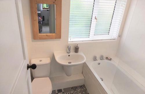 Haselbury Plucknett House | Countryside Retreat with Hot Tub