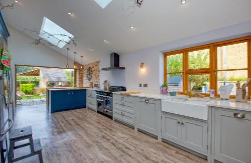 Haselbury Plucknett House | Countryside Retreat with Hot Tub