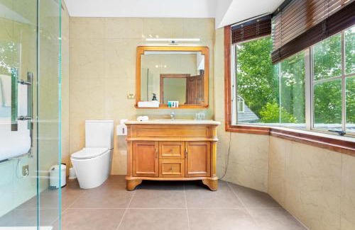 Whitford House | Countryside Zen Estate with Sea Views and Pool