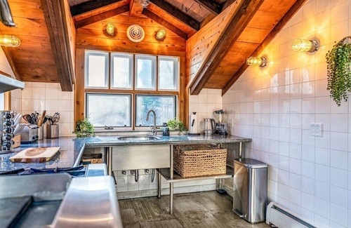 Beemerville Cabin | Couple's Retreat Lodge|Hot Tub| RiverViews|Tennis