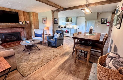 Mariposa Cabin | Couples 1 Bedroom Cabin, HOT TUB, FIRE-PIT, PETS on 40 acres!