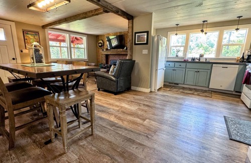 Mariposa Cabin | Couples 1 Bedroom Cabin, HOT TUB, FIRE-PIT, PETS on 40 acres!