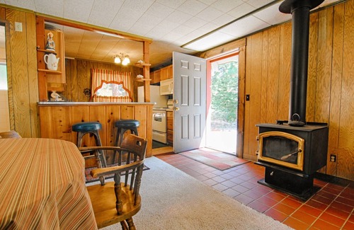 Tahoe Vista Cabin | Couples Cabin Across from Lake, Woodstove, Full Kitchen, Pet Friendly
