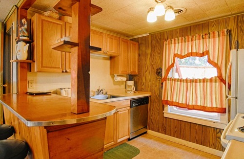 Tahoe Vista Cabin | Couples Cabin Across from Lake, Woodstove, Full Kitchen, Pet Friendly