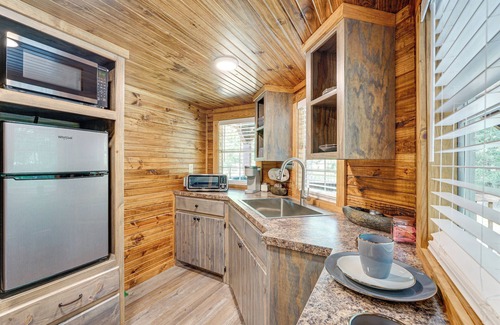 Broken Bow Apartment | Couple’s Cabin in Broken Bow ~ 5 Mi to Downtown!