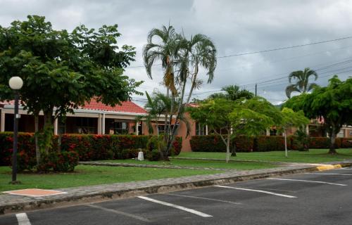 Jaco Apartment | Couples Condo B42 1BR Pool Jacuzzis Covered Terrace Walk to Ocean and Dining Secure Complex