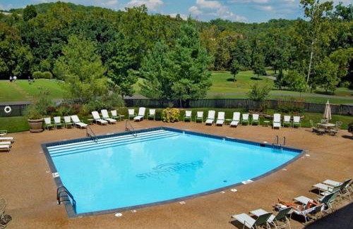 Branson West Apartment | Couples Condo Retreat Overlooking Golf Course