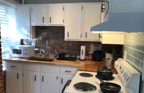 Moylan Apartment | Couples getaway w/ KING bed 5 min to Main St Media