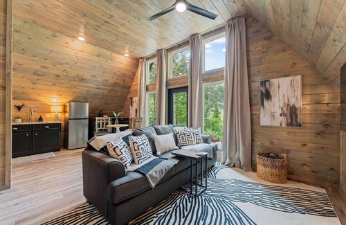 Jasper House | Couples Retreat with Hot Tub & View!