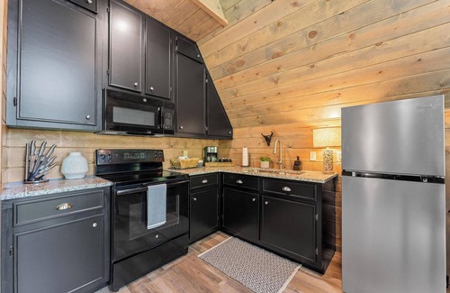 Jasper House | Couples Retreat with Hot Tub & View!