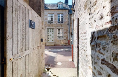 Villedieu-les-Poeles Cottage | Cour du paradis 8 pers : billiards, baby, 30 min sea