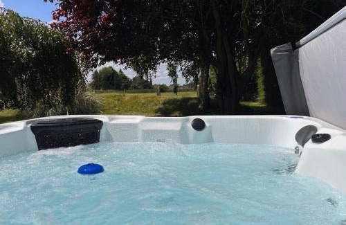 Hadlow House | Court Lane Stables - Premium Rural Retreat with Hot Tub